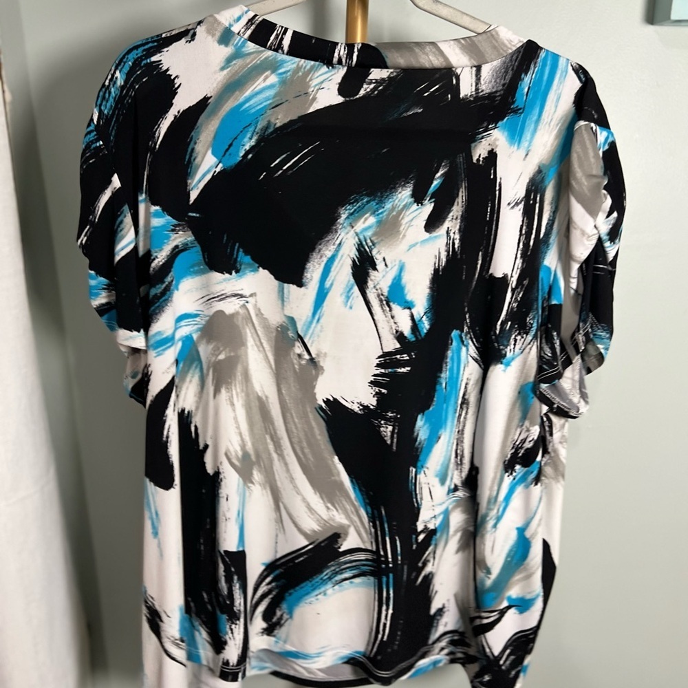 Tahari Multicolored Relaxed Blouse with Short Sleeves and Graphic Design - Picture 2 of 3